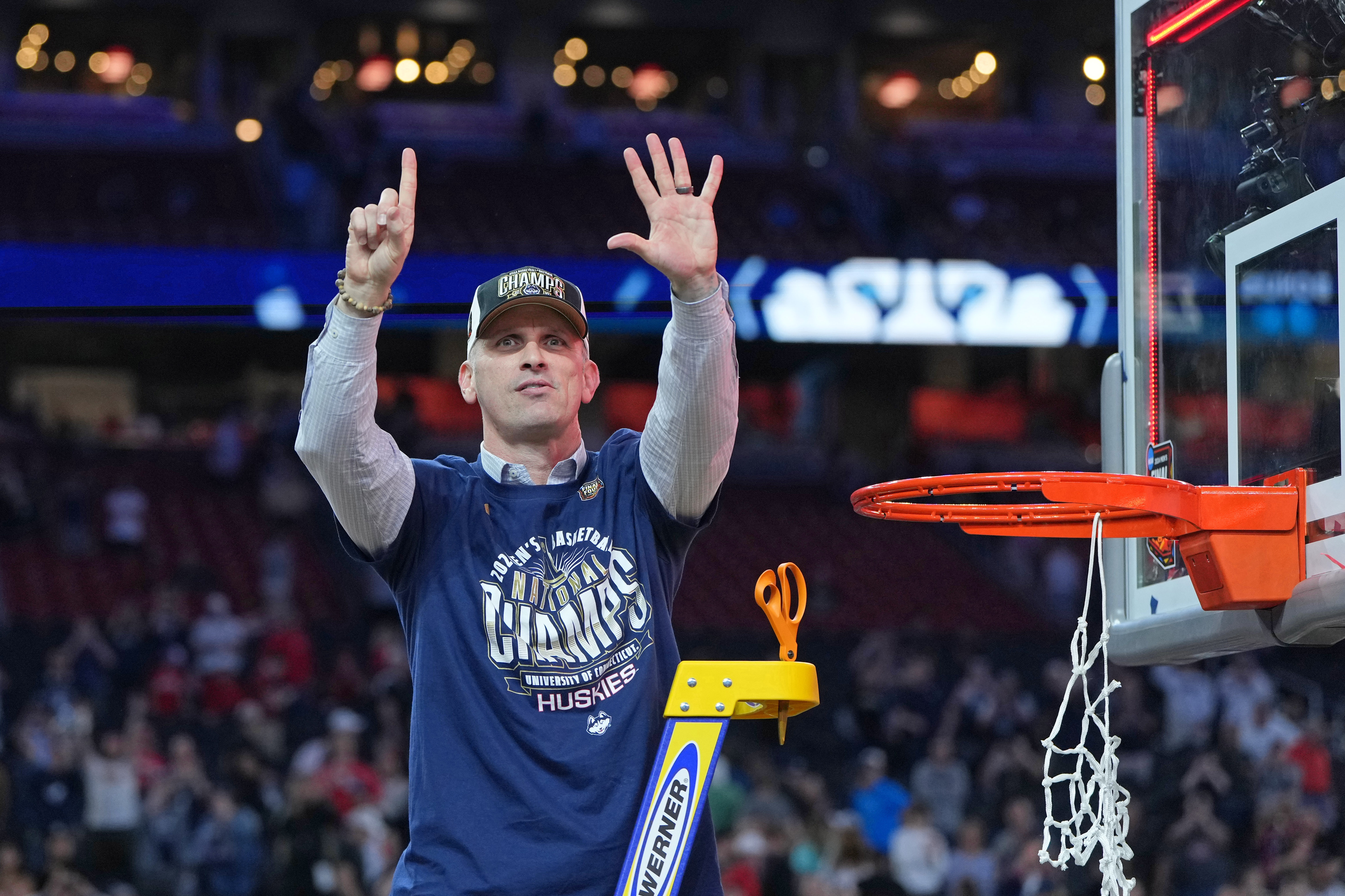 包含密尔沃基雄鹿训练开放日，今夜造点机会引欢呼，NBA总决赛在即，控场能力受关注的词条
